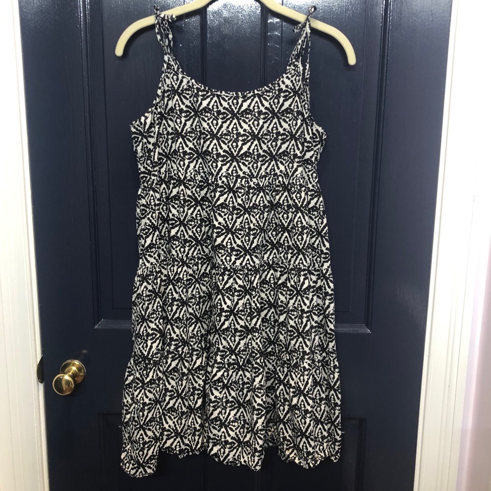 Black and white vineyard vines dress